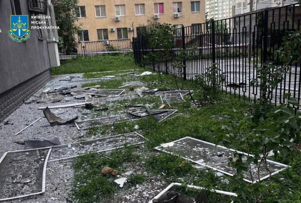 Наслідки обстрілу у дворі житлового будинку — уламки вікон і скла