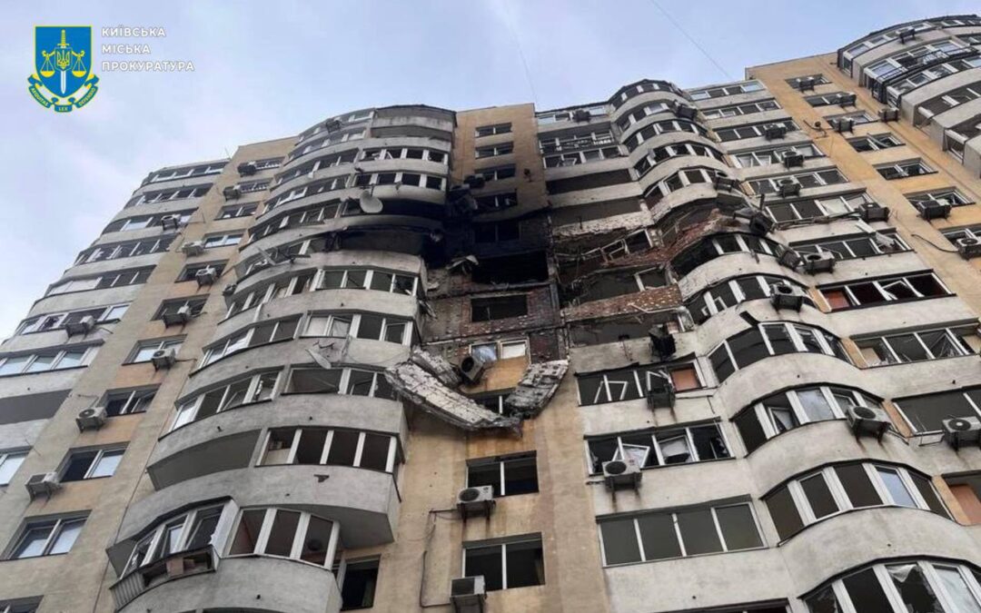 Пошкоджений фасад багатоповерхівки після ракетного обстрілу