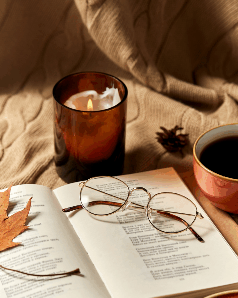 Свеча, книга, плед, очки - уютная и спокойная обстановка для душевного отдыха