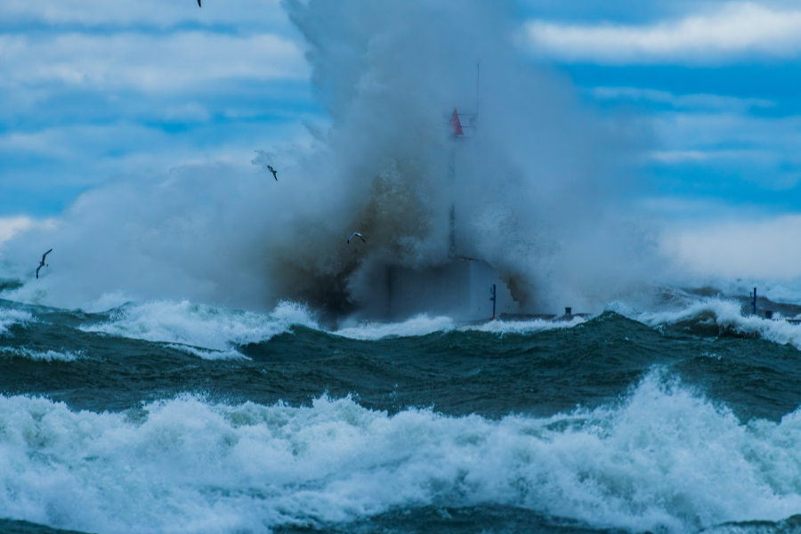 Корабль в шторме среди огромных волн — метафора прохождения через боль и обучения навыку справляться